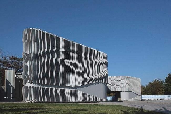 重庆浅谈现代建筑采用网架结构安装的主要优势和应用